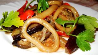 Кальмары тушеные с овощами