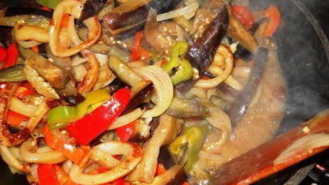 кальмары тушеные с овощами