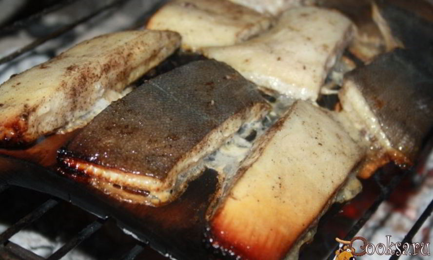 Рецепт камбалы горячего копчения на дощечке на мангале