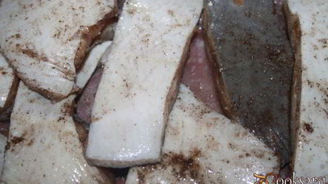 камбала горячего копчения на дощечке на мангале