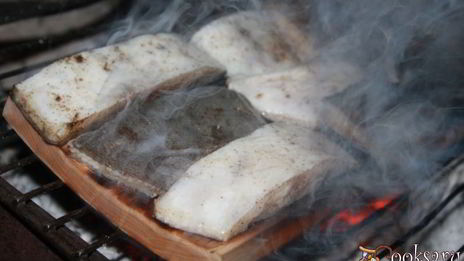 камбала горячего копчения на дощечке на мангале