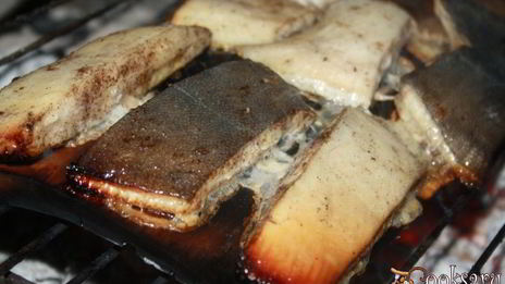 камбала горячего копчения на дощечке на мангале