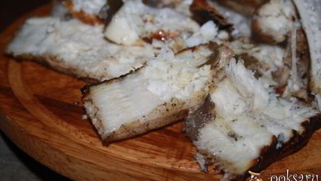 камбала горячего копчения на дощечке на мангале