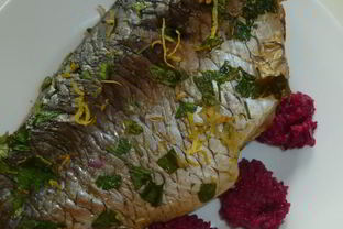 Карась с соусом из хрена и свеклы