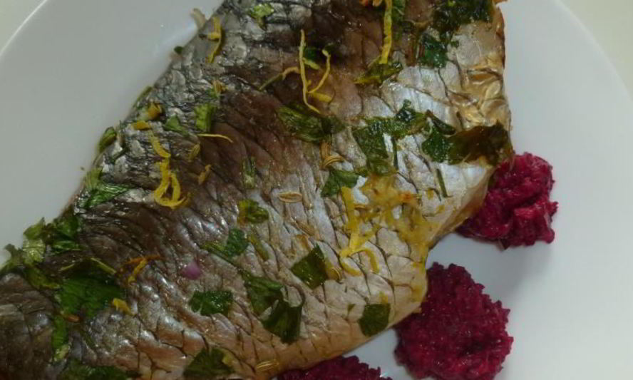 Рецепт карася с соусом из хрена и свеклы