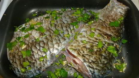 карась с соусом из хрена и свеклы