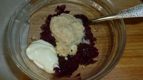 карась с соусом из хрена и свеклы