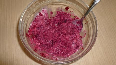 карась с соусом из хрена и свеклы