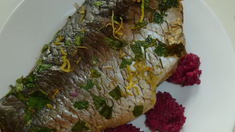 карась с соусом из хрена и свеклы