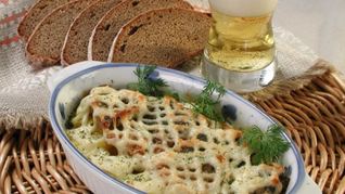 Карась, запеченный в сметане с молодым картофелем