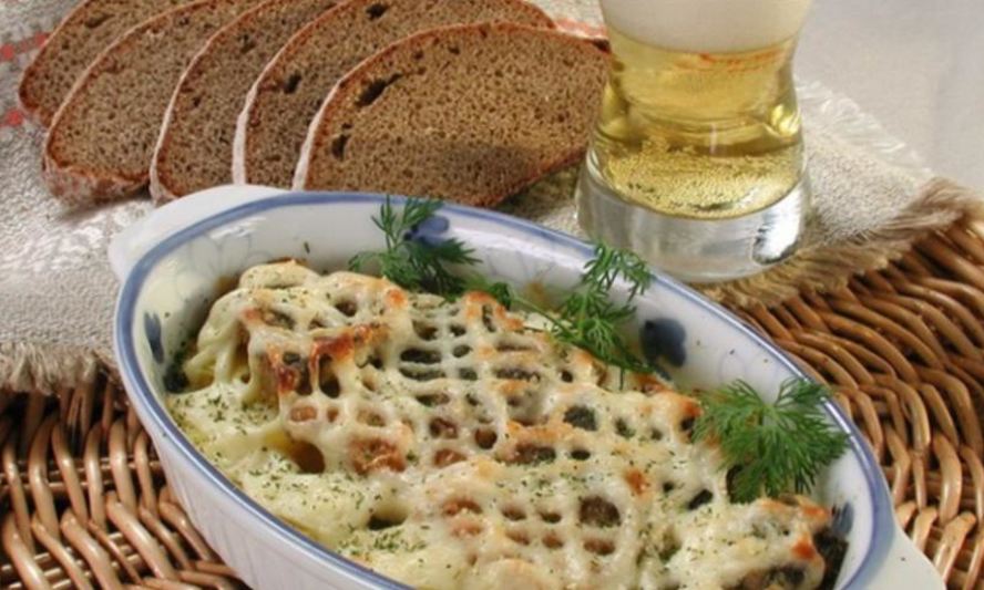 Рецепт карася, запеченного в сметане с молодым картофелем