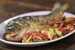 Карп с запеченной морковью и салатом