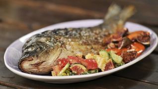 Карп с запеченной морковью и салатом