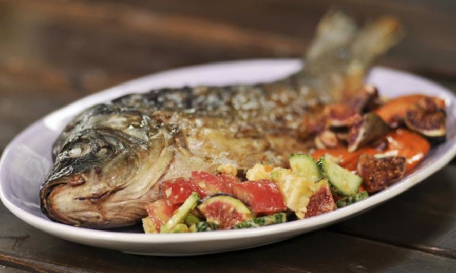 Рецепт карпа с запеченной морковью и салатом