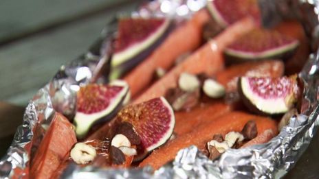 карп с запеченной морковью и салатом