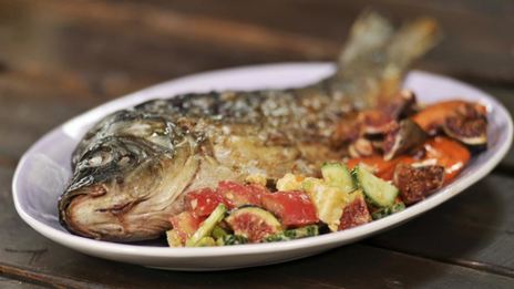 карп с запеченной морковью и салатом