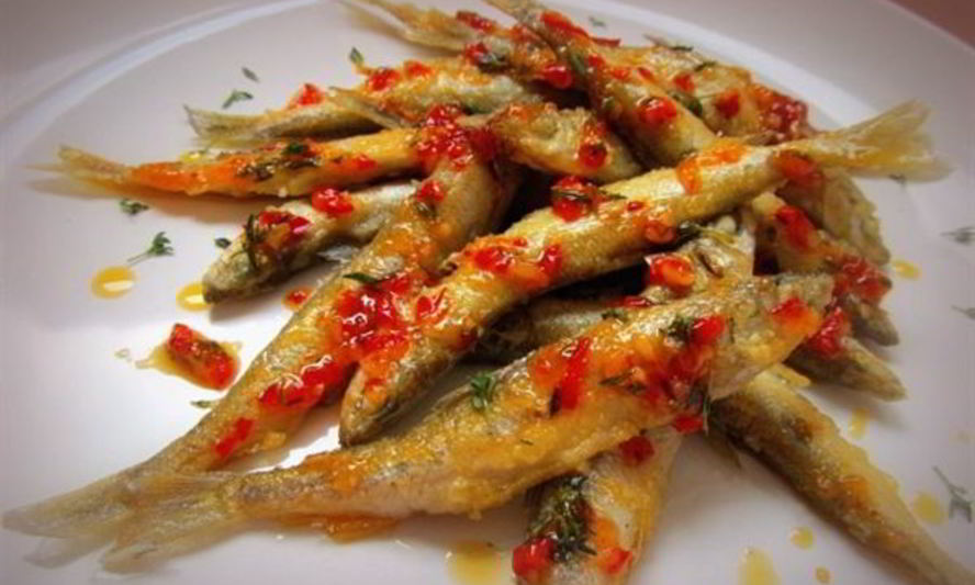 Рецепт корюшки жареной, приправленной сладким соусом чили с ароматным тимьяном
