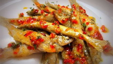 корюшка жареная, приправленная сладким соусом чили с ароматным тимьяном