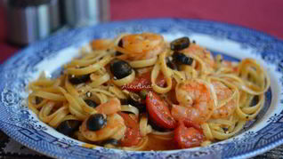 Креветки с лингвине и соусом puttanesca