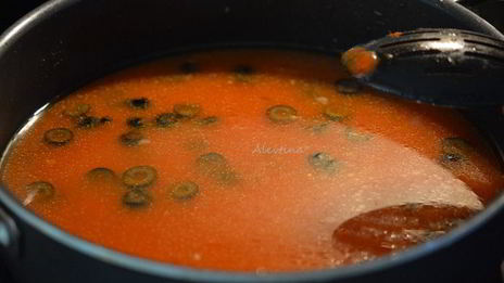 креветки с лингвине и соусом puttanesca