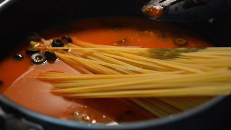 креветки с лингвине и соусом puttanesca