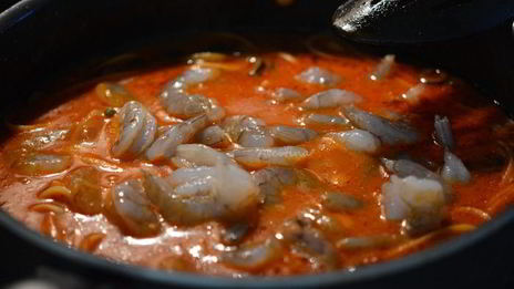 креветки с лингвине и соусом puttanesca