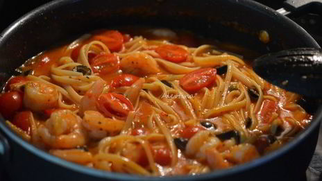 креветки с лингвине и соусом puttanesca