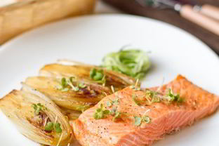 Лосось, копченный на зеленом чае с гарниром из цикория