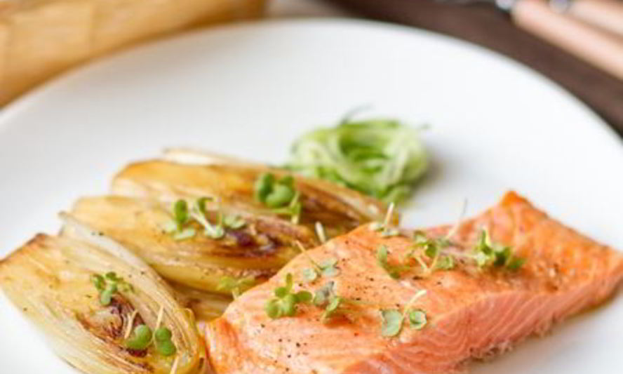 Рецепт лосося, копченного на зеленом чае с гарниром из цикория