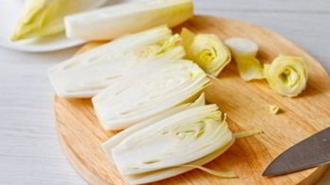 лосось, копченный на зеленом чае с гарниром из цикория