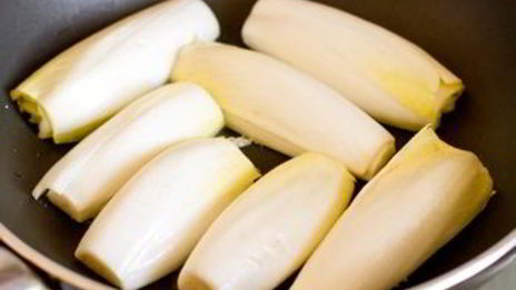 лосось, копченный на зеленом чае с гарниром из цикория