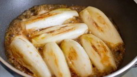 лосось, копченный на зеленом чае с гарниром из цикория