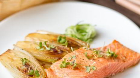 лосось, копченный на зеленом чае с гарниром из цикория