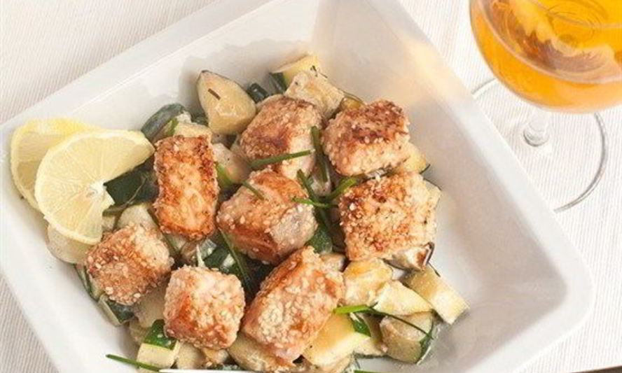 Рецепт лосося в кунжуте с цукини и лимонной цедрой