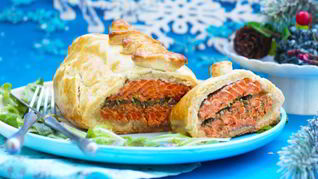 Лосось в песочном тесте с ароматным маслом