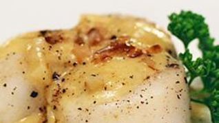 Морские гребешки с соусом из белого вина