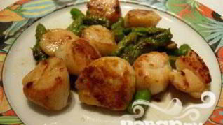 Морские гребешки с зеленой спаржой и пармезаном