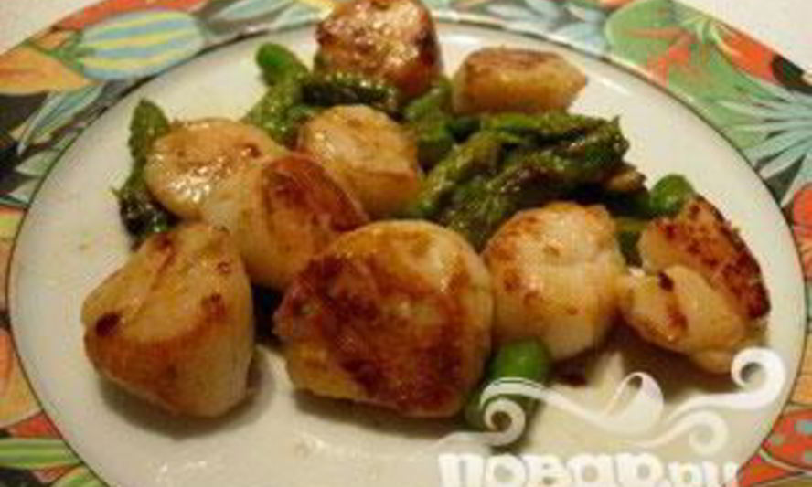 Рецепт морских гребешков с зеленой спаржой и пармезаном