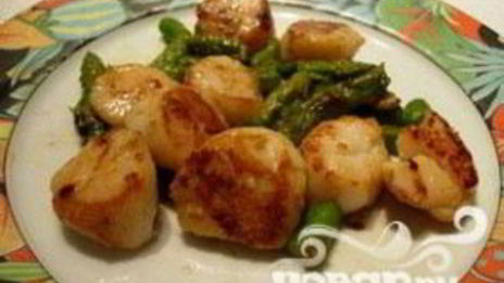 морские гребешки с зеленой спаржой и пармезаном