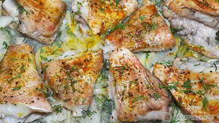 Морской окунь на луковой подушке