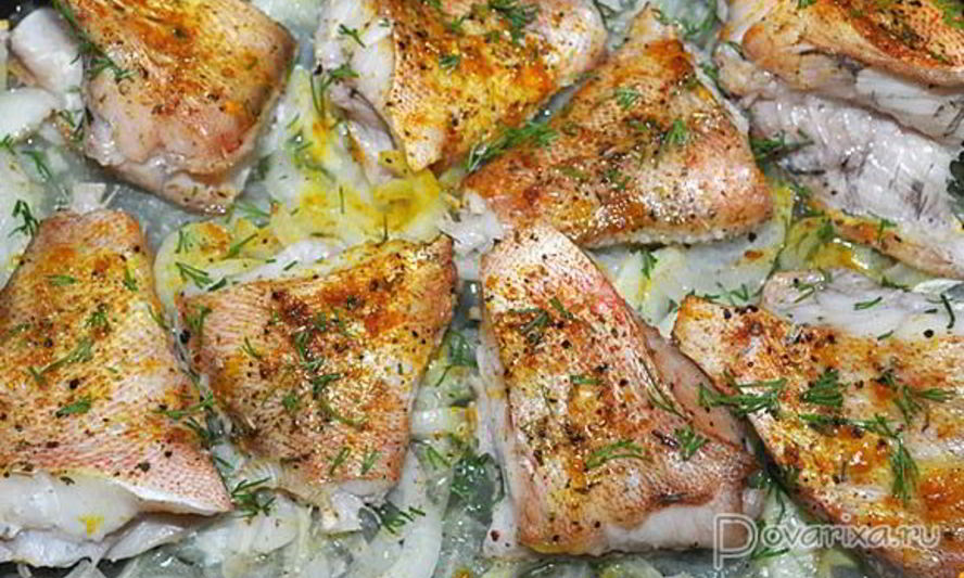 Рецепт морского окуня на луковой подушке