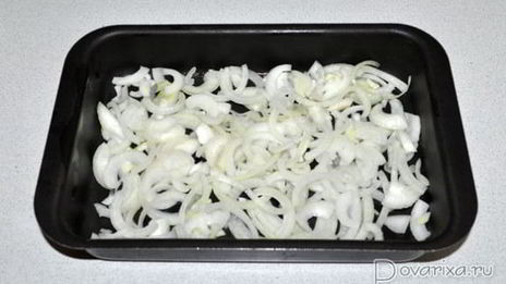 морской окунь на луковой подушке