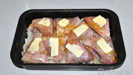 морской окунь на луковой подушке