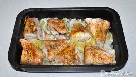 морской окунь на луковой подушке