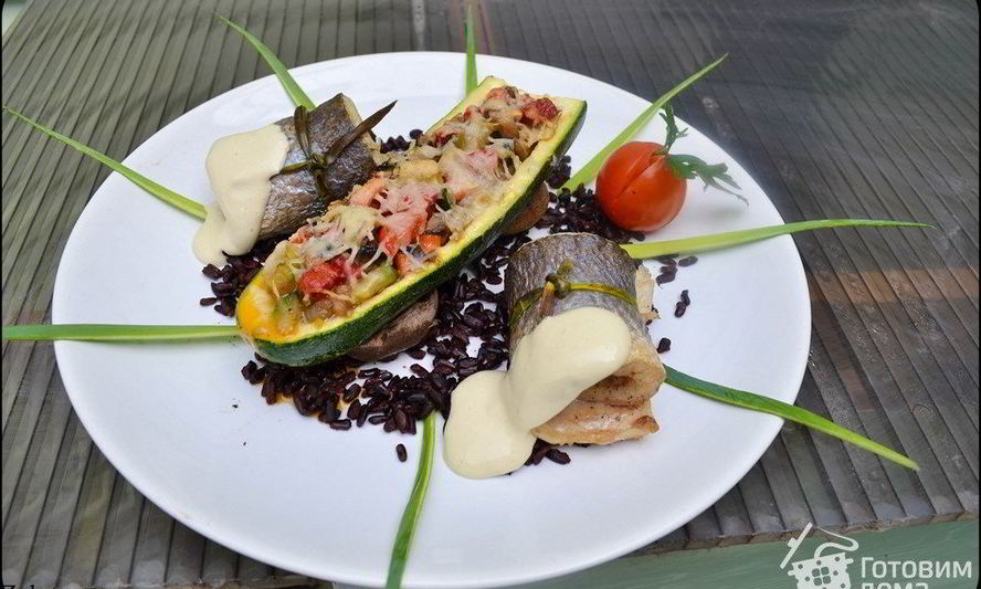 Рецепт рулетиков из сибаса, с фаршированным цукини, черным рисом