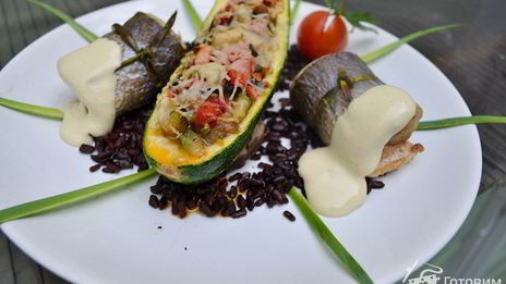 рулетики из сибаса, с фаршированным цукини, черным рисом
