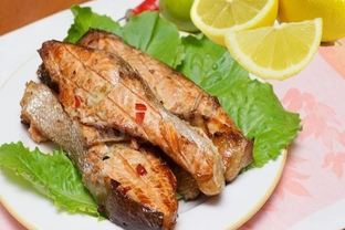 Рыба форель на решетке на мангале