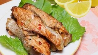 Рыба форель на решетке на мангале