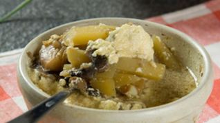 Рыба с картофелем и грибами под сырным соусом