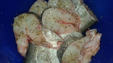 рыба среди овощей